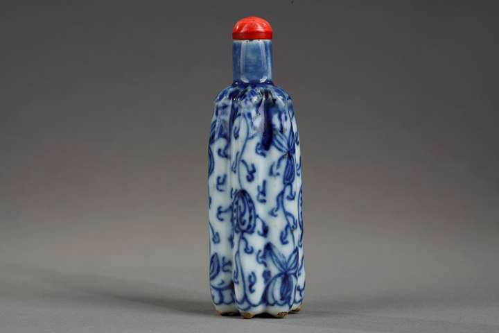 Snuff bottle blue and white porcelain melon-shaped bottle
